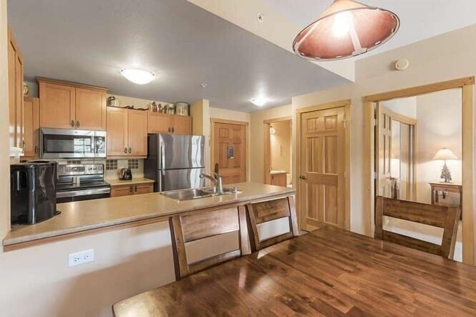 Condo, 2 Bedrooms | Private kitchen | Fridge, oven, coffee/tea maker, toaster