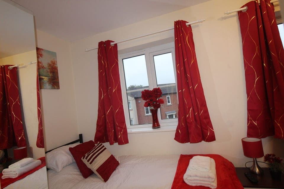 Iron/ironing board, bed sheets