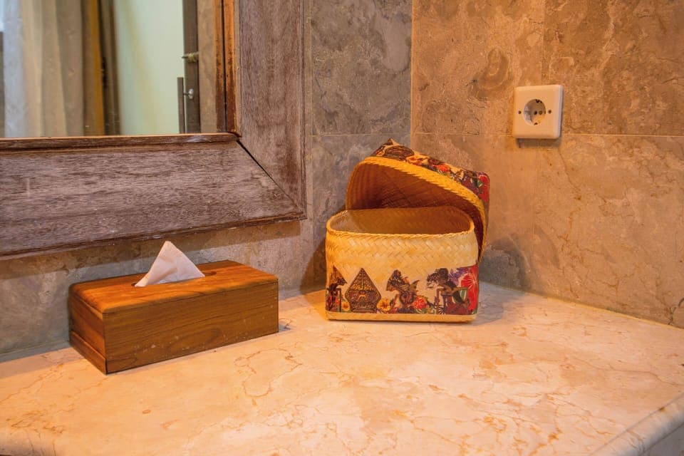 Shower, free toiletries, towels, soap