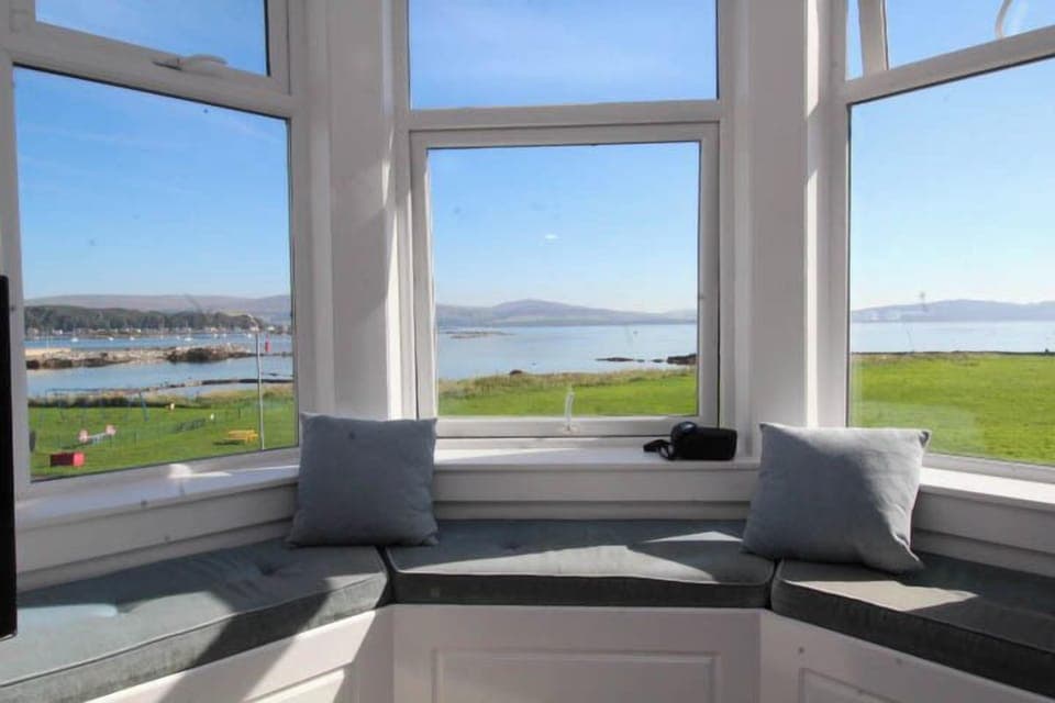 Traditional Apartment, 3 Bedrooms, Sea View, Beachfront | Living area | 35-inch LCD TV with satellite channels