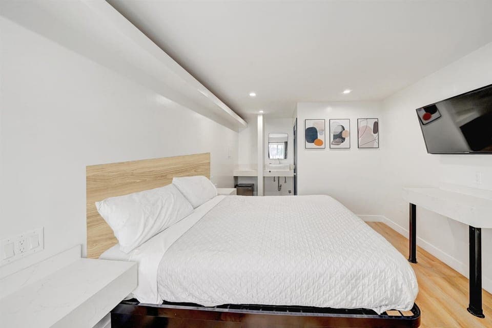 Deluxe Double Room, Non Smoking | Desk, laptop workspace, free WiFi, bed sheets