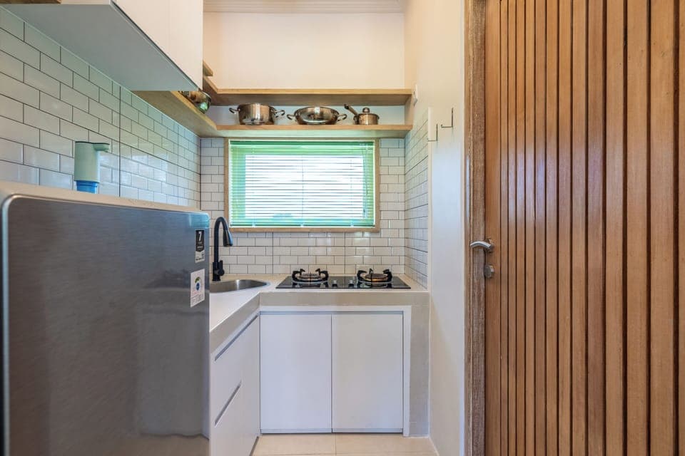 Apartment, 1 Queen Bed, Kitchen | Private kitchen | Fridge, stovetop, cookware/dishes/utensils