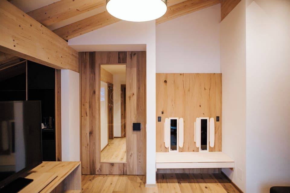 Suite | Living area | 42-inch Smart TV with cable channels