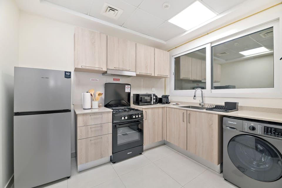 Deluxe Studio | Private kitchen | Fridge, microwave, oven, stovetop