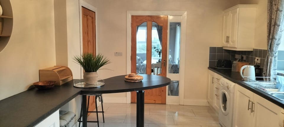 House | Private kitchen | Fridge, microwave, oven, stovetop