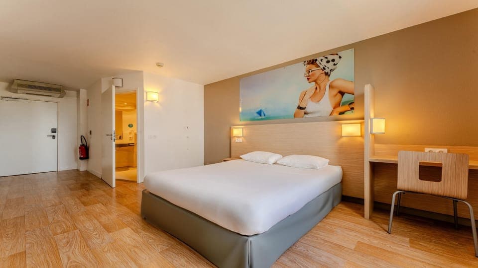 Standard Room, 2 Twin Beds | Premium bedding, desk, laptop workspace, blackout drapes