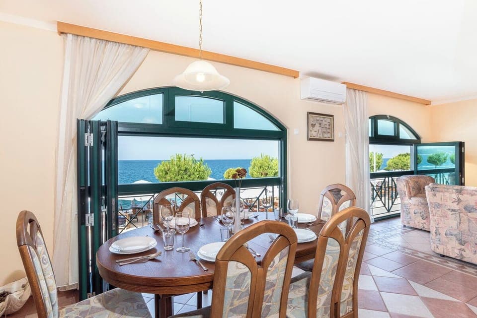 Classic Apartment, 2 Bedrooms, Sea View, Beachfront | In-room dining