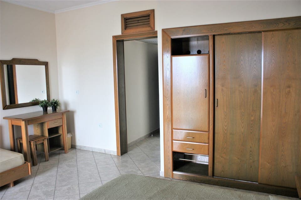 Minibar, soundproofing, free WiFi, bed sheets