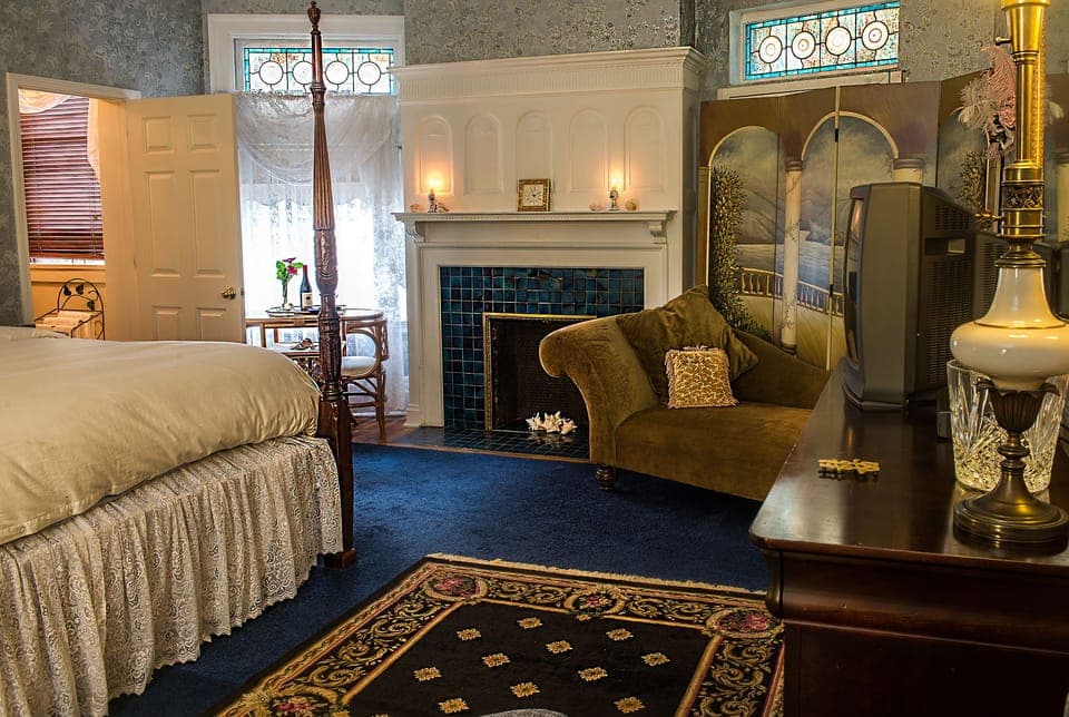 Premium Room, 1 King Bed (Mrs. Boggs Suite) | Premium bedding, free WiFi, bed sheets