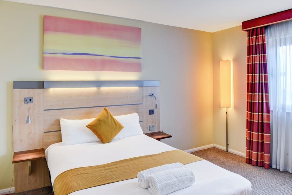 Room, 1 Double Bed, Accessible Bathtub | Desk, laptop workspace, iron/ironing board, bed sheets