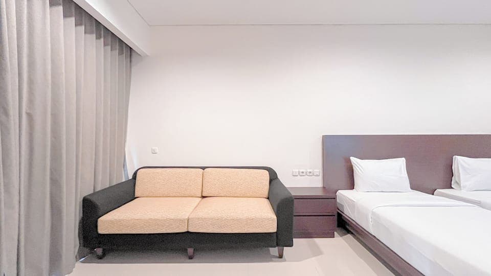 Deluxe Studio | Desk