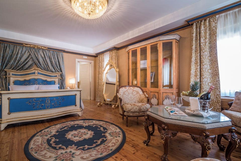 Luxury Suite | Minibar, in-room safe, individually decorated, individually furnished