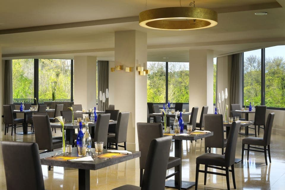 Lunch and dinner served, international cuisine