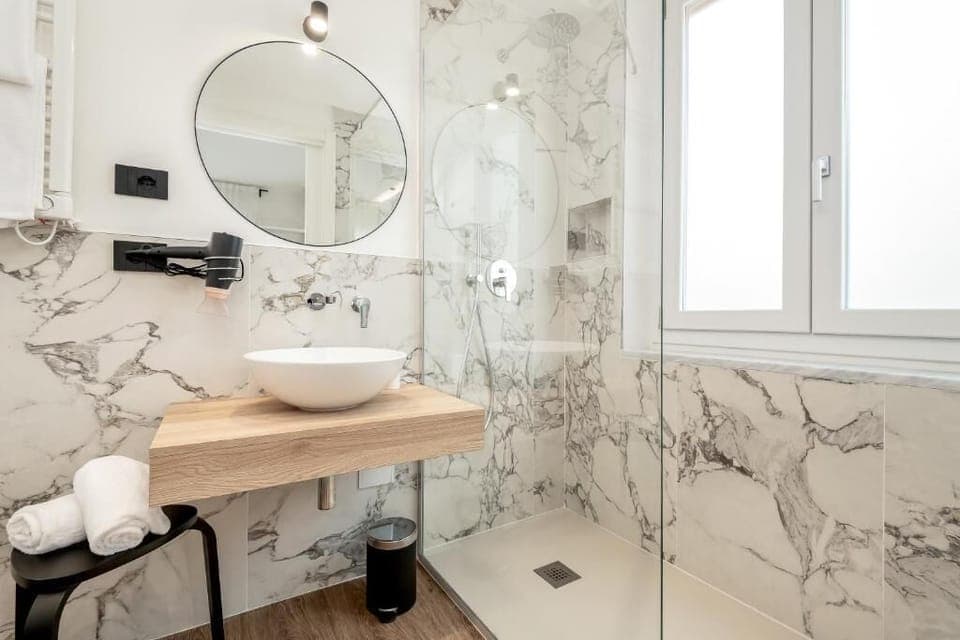 Superior Double Room, Private Bathroom, City View | Bathroom | Hair dryer, towels, soap, shampoo