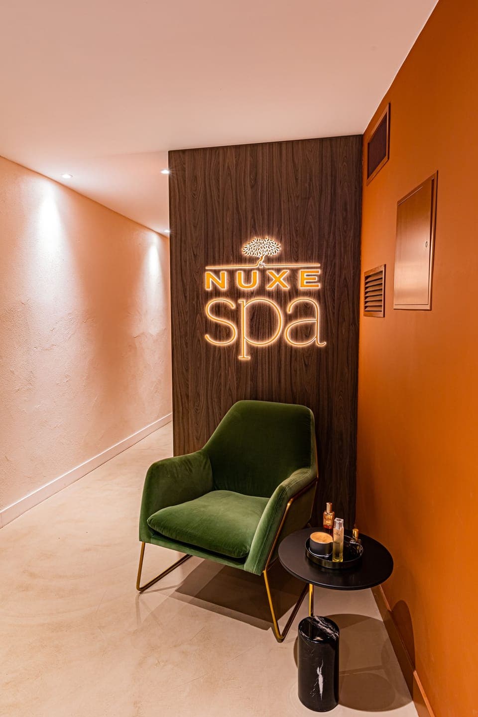 Couples treatment rooms, hot tub, steam room, Turkish bath