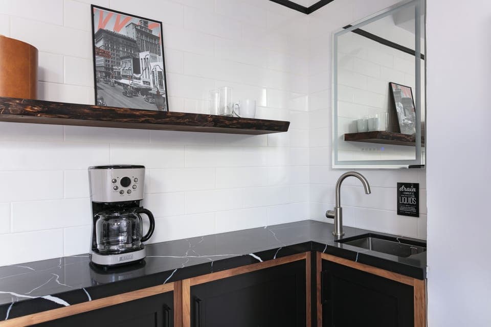 Deluxe Studio (Shared Bathroom) | Private kitchenette | Mini-fridge, microwave, paper towels