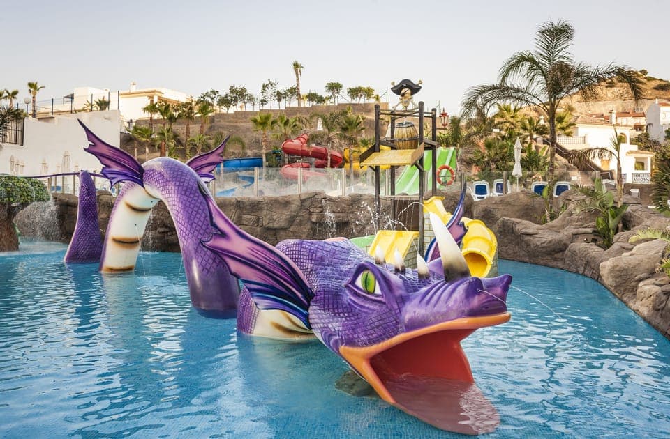 4 outdoor pools, pool umbrellas, sun loungers