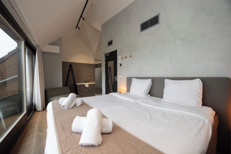 Deluxe Double Room | Cribs/infant beds, free WiFi, bed sheets