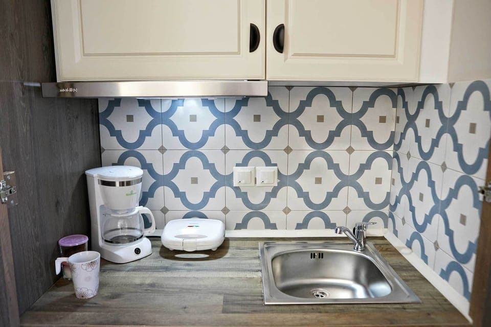 Basic Twin Room | Private kitchen | Stovetop, coffee/tea maker, electric kettle, cookware/dishes/utensils