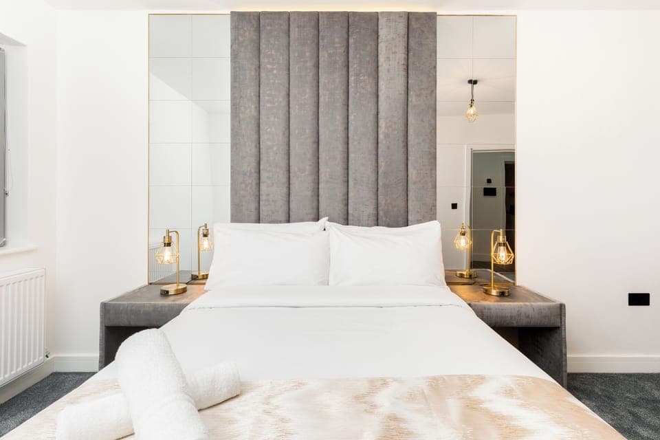 Comfort Suite | Memory foam beds, soundproofing, iron/ironing board, free WiFi