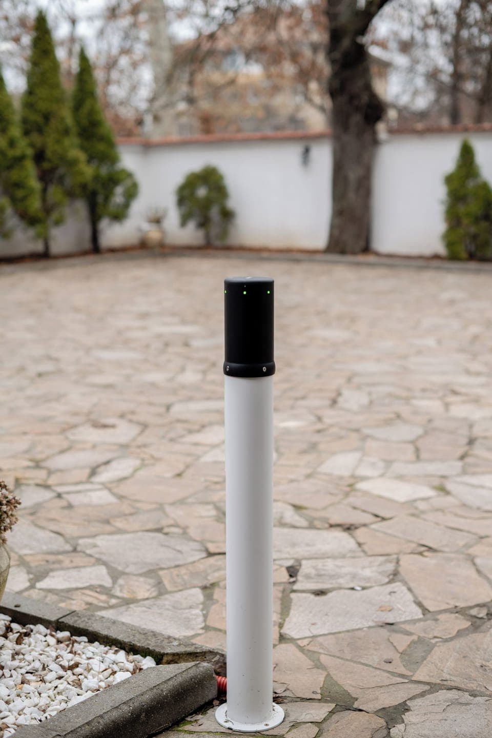 Electric vehicle charging station