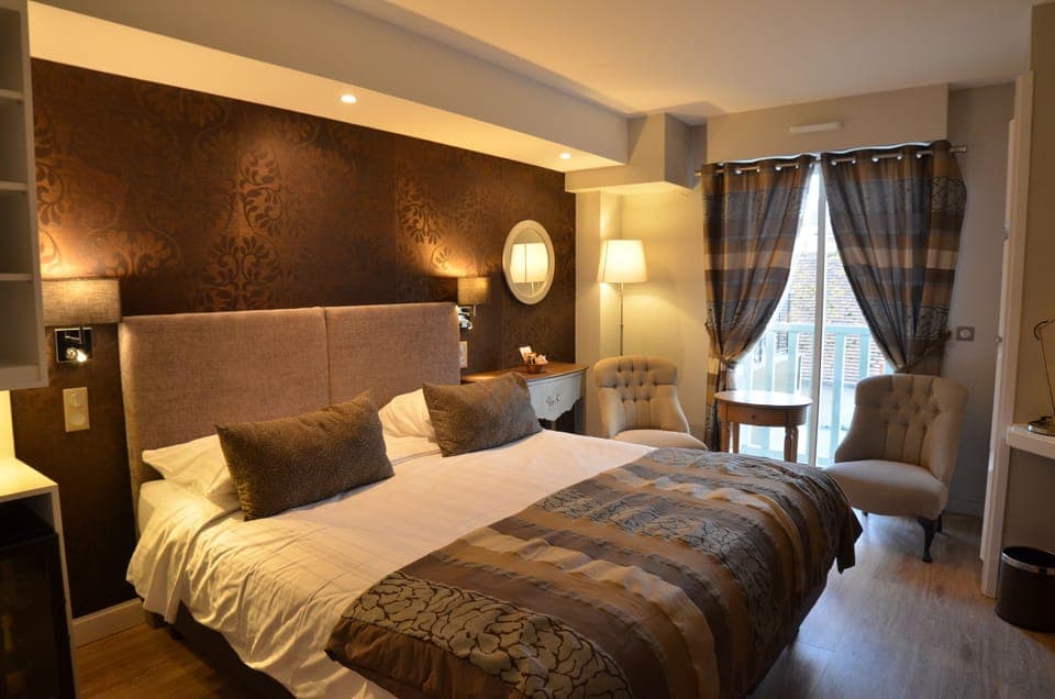 Superior Room (Bathtub, Shower or Balneo) | Minibar, in-room safe, individually decorated, individually furnished