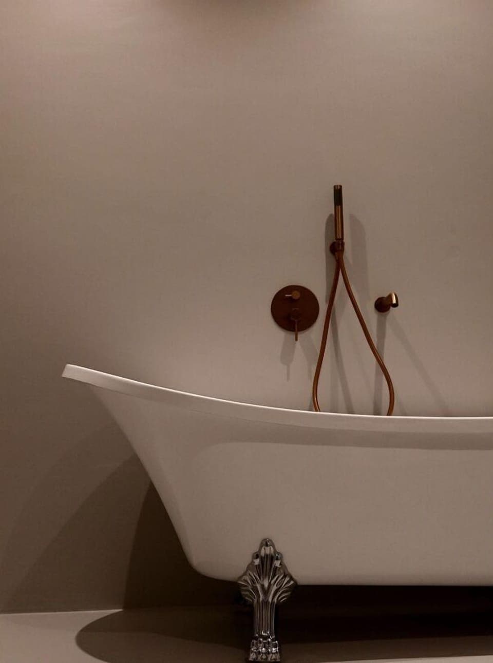 Luxury Suite | Bathroom | Hair dryer, slippers, towels, toilet paper