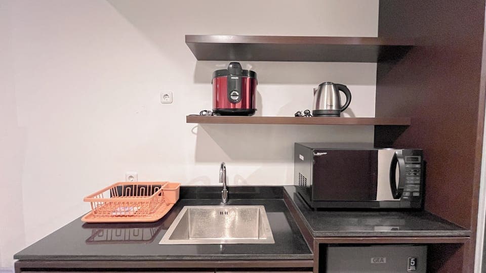 Deluxe Studio | Private kitchen | Fridge, microwave, rice cooker