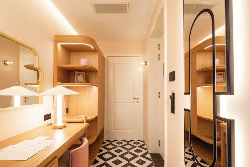 Classique Héritage (lit double) | In-room safe, desk, iron/ironing board, free WiFi