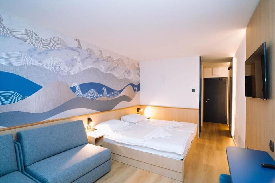 In-room safe, free WiFi, bed sheets