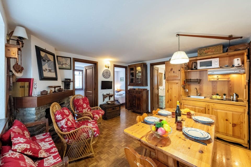 Standard Apartment, Multiple Bedrooms (Graceful Apartment In Courmayeur) | Private kitchenette | Fridge, microwave, stovetop, coffee/tea maker