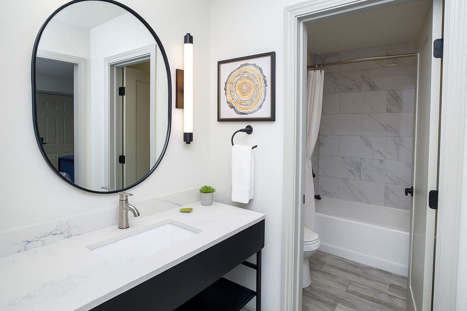 Deluxe Room, 2 Queen Beds, Non Smoking | Bathroom | Combined shower/tub