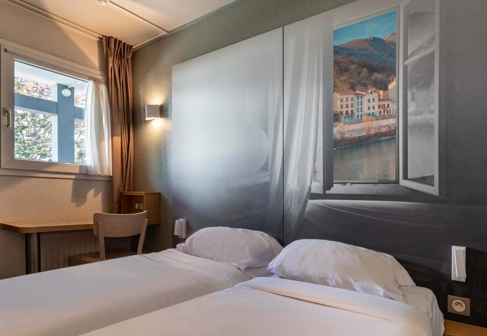 Premium bedding, desk, soundproofing, free WiFi