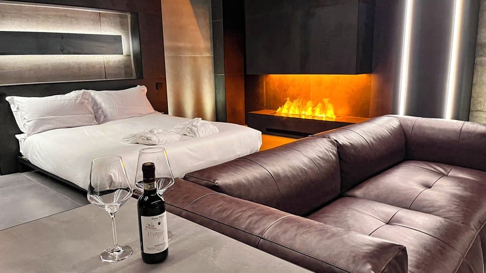 Deluxe Studio Suite | Premium bedding, down comforters, memory foam beds, free minibar