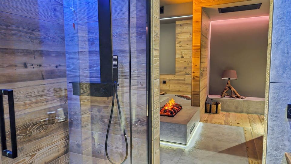 Design Studio Suite, Terrace, Mountain View | Bathroom | Free toiletries, hair dryer, bathrobes, slippers