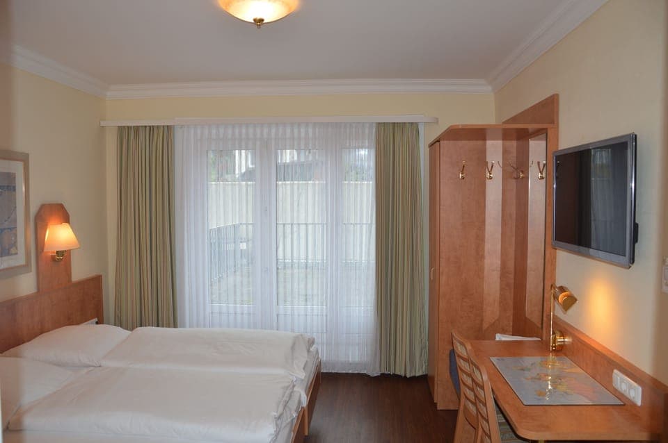 Hypo-allergenic bedding, desk, free WiFi, bed sheets