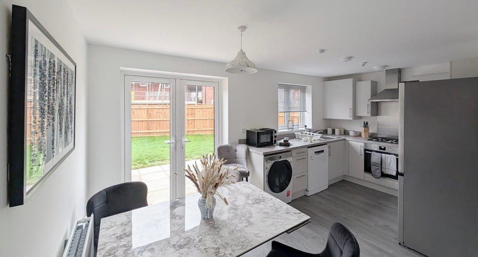 House | Private kitchen | Fridge, microwave, oven, stovetop