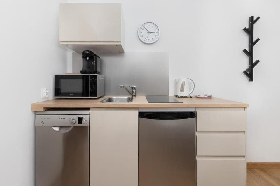 Deluxe Studio Suite | Private kitchen | Coffee/tea maker, electric kettle