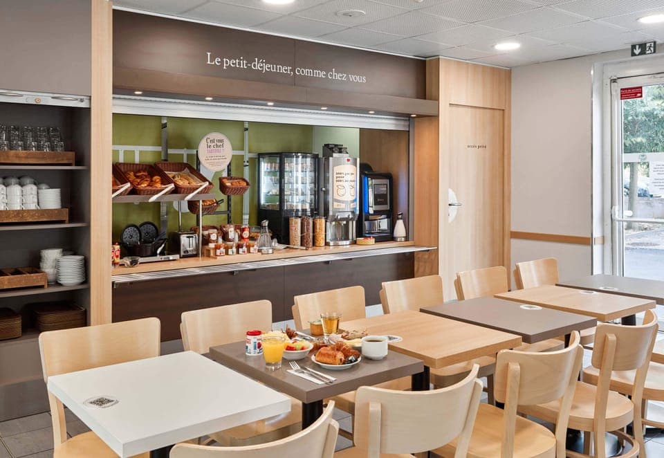 Daily buffet breakfast for a fee