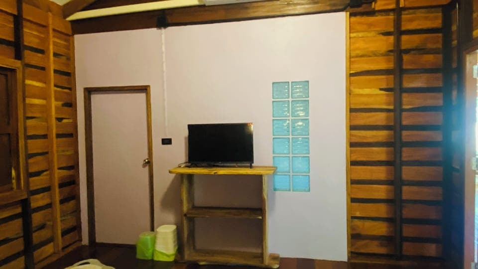 One Bedroom House | Desk, laptop workspace, free WiFi, bed sheets