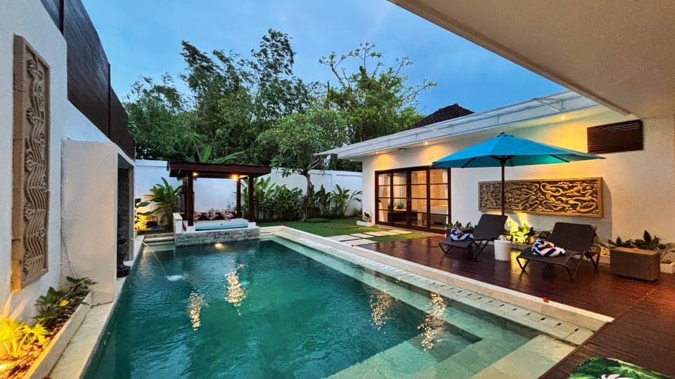 Outdoor pool, sun loungers