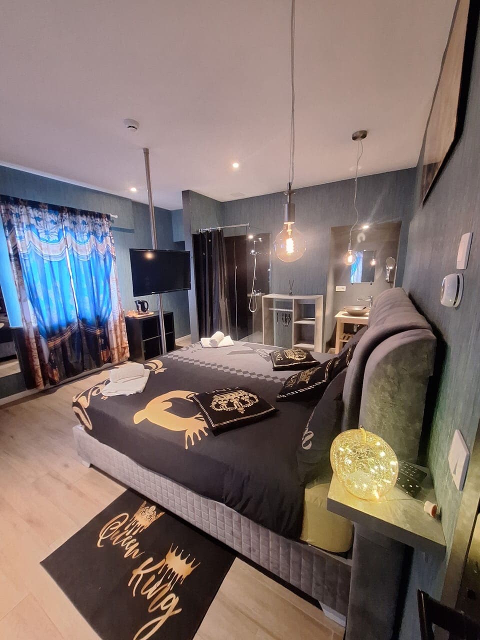 Deluxe Double Room | In-room safe, desk, laptop workspace, blackout drapes