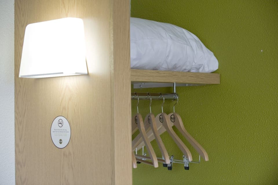 1 bedroom, premium bedding, desk, soundproofing