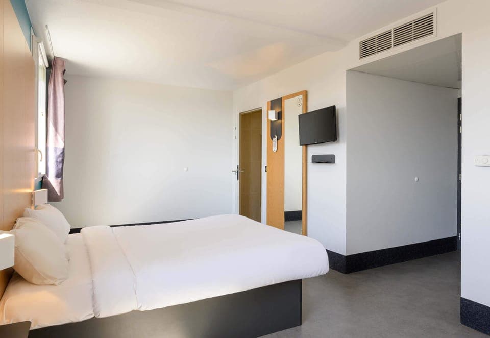 Double Room, Accessible | Premium bedding, desk, blackout drapes, soundproofing
