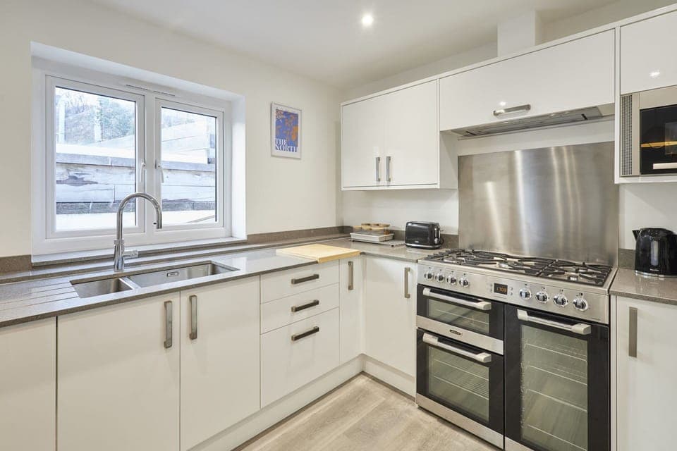 House | 2 bedrooms, desk