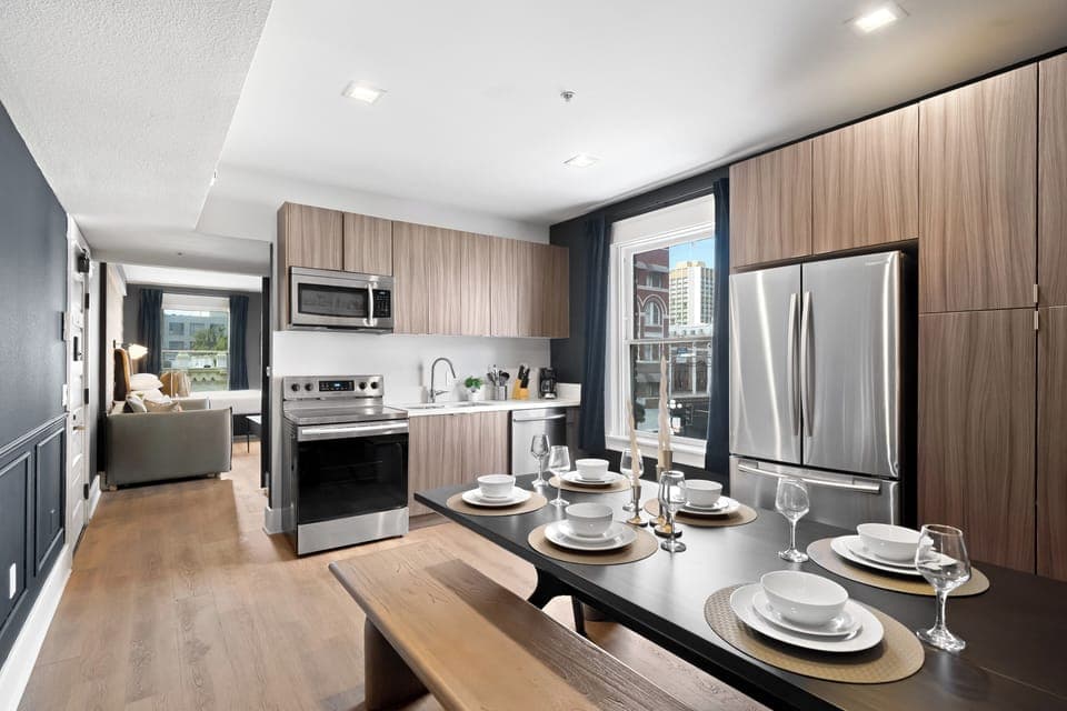 Premium Double Room, City View | Dining room