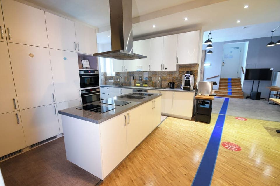 Full-size fridge, microwave, oven, stovetop