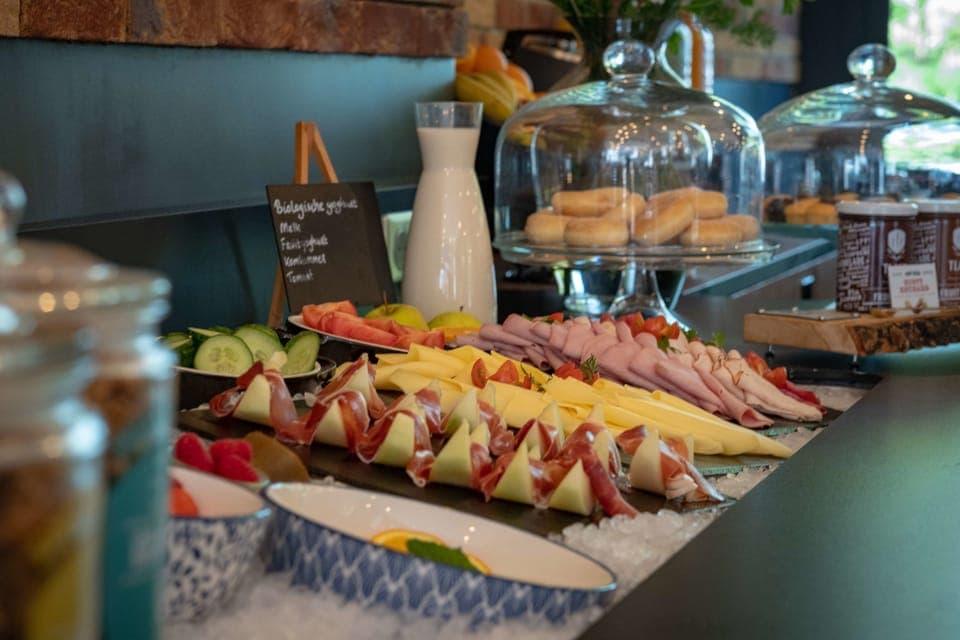 Daily continental breakfast (EUR 18.00 per person)