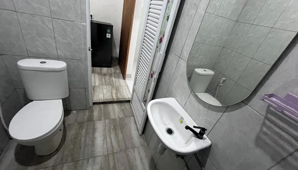 Standard Double Room | Bathroom | Shower, rainfall showerhead, free toiletries, towels