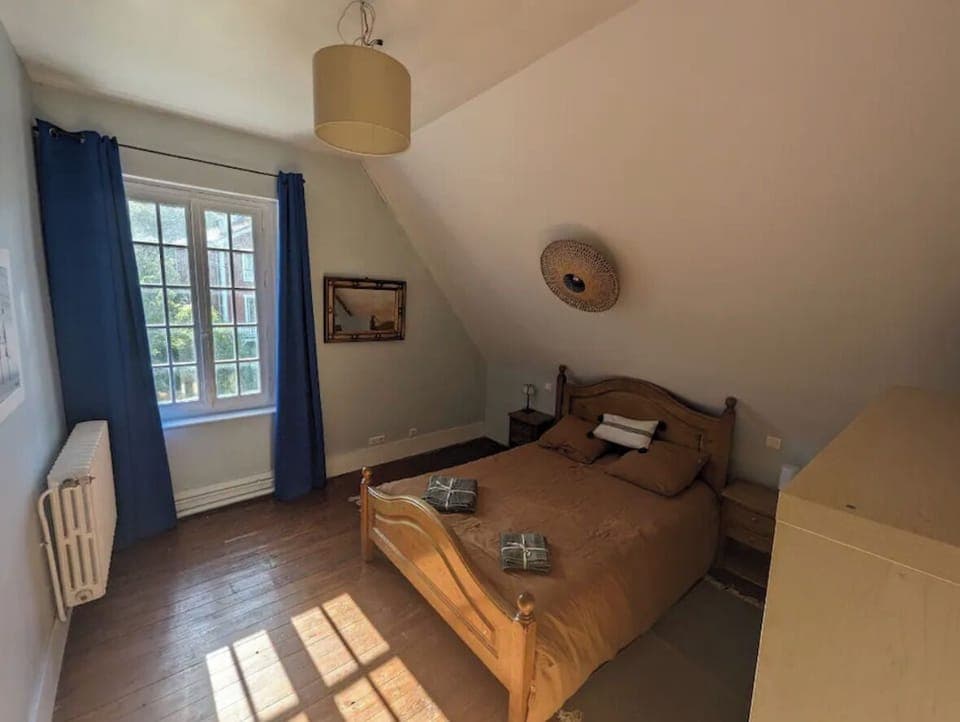 Premium bedding, laptop workspace, free WiFi, bed sheets